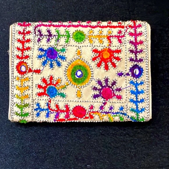 CCO PRICE TODAY ONLY 🔥🔥 NEW Embroidered Clutch